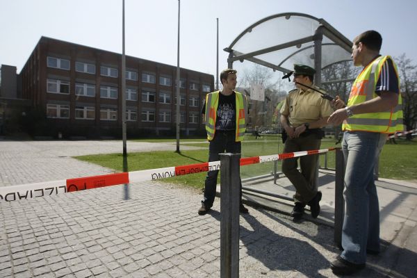 Policie před budovou soudu, kde došlo ke střelbě.
